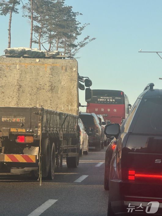 화성 동탄2신도시 목동 일대 도로에서 동탄숲 생태터널 공사로 출근길 차량들이 길게 줄지어 서 있다.