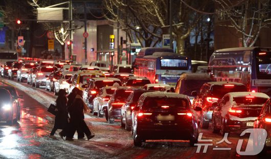 폭설이 내린 4일 오후 서울 종로구 안국동 도로의 차량들이 눈길에 큰 정체를 빚고 있다. 2025.12.4/뉴스1 ⓒ News1 이광호 기자