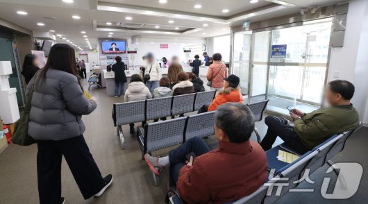 지난달  28일 경기 수원시 팔달구 인구보건복지협회 경기도지회 가족보건의원 찾은 환자들이 진료를 기다리고 있다. /뉴스1 ⓒ News1 김영운 기자