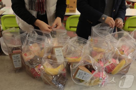 전국학교비정규직연대회의가 올해 임금교섭 난항으로 전국 릴레이 파업을 벌이는 가운데 5일 울산의 한 학교에서도 급식 차질이 빚어졌다. 사진은 학교 직원들이 대체 급식을 준비하는 모습. ⓒ News1 김세은 기자