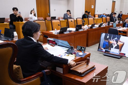 추미애 국회 법제사법위원장이 지난 3일 서울 여의도 국회에서 열린 제429회 국회(정기회) 법제사법위원회 제16차 전체회의에서 의사봉을 두드리고 있다. 2025.12.3/뉴스1 ⓒ News1 유승관 기자