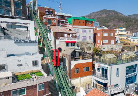 초량168계단 경사형 엘리베이터 (부산 동구 제공. 재판매 및 DB금지)