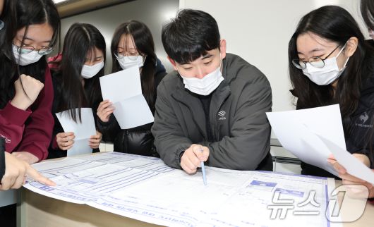 5일 오전 대전 중구 호수돈여자고등학교에서 수능 성적표를 받은 고3 수험생들이 담임교사와 진학 상담을 하고 있다. 2025.12.5/뉴스1 ⓒ News1 김기태 기자
