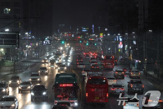 서울 전역을 포함한 수도권에 대설주의보가 내려진 4일 오후 경기 화성시 송화초등학교 인근 경기대로에 많은 눈이 내리고 있다. 2025.12.4/뉴스1 ⓒ News1 김영운 기자
