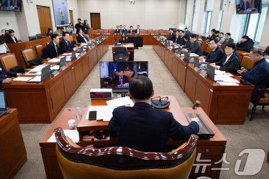이철규 국회 산업통상자원중소벤처기업위원장이 4일 서울 여의도 국회에서 열린 제429회 국회(정기회) 산업통상자원중소벤처기업위원회 제9차 전체회의에서 의사봉을 두드리고 있다. 2025.12.4/뉴스1 ⓒ News1 유승관 기자