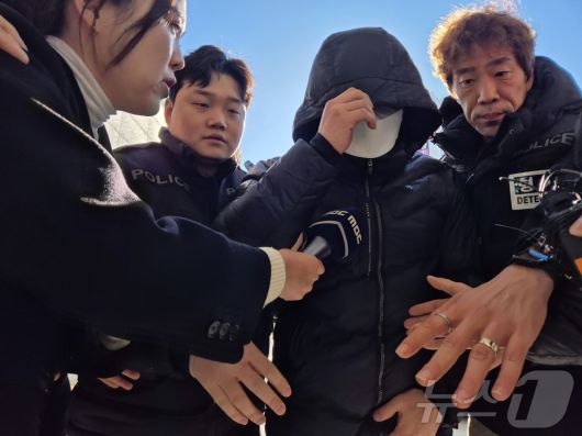 강원 양양군청 직장 내 괴롭힘 의혹을 받는 7급 공무원 A 씨가 5일 오후 춘천지법 속초지원에서 열린 구속 전 피의자 심문(영장실질심사)을 받기 위해 법정으로 이동하고 있다. 2025.12.5/뉴스1 ⓒ News1 윤왕근 기자