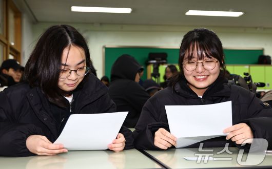2025학년도 대학수학능력시험 성적표가 배부된 5일 오전 서울 광진구 광남고등학교에서 수능 성적표를 받은 고3 수험생들이 자신의 점수를 확인하고 있다. (공동취재) 2025.12.5/뉴스1 ⓒ News1 오대일 기자