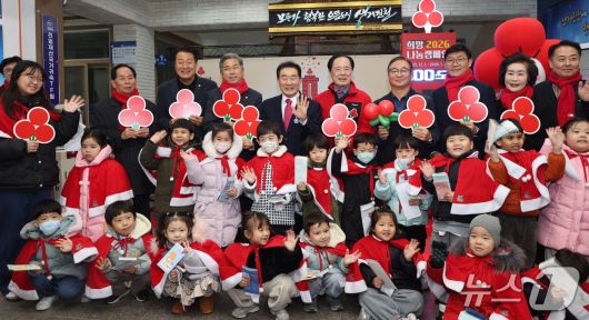 충북 진천군은 5일 진천군청 중앙현관에서 충북사회복지공동모금회와 함께 '희망 2026 나눔 캠페인' 사랑의 온도탑 제막식과 현장 순회모금 행사를 개최했다.(진천군 제공, 재판매 및 DB금지)/뉴스1