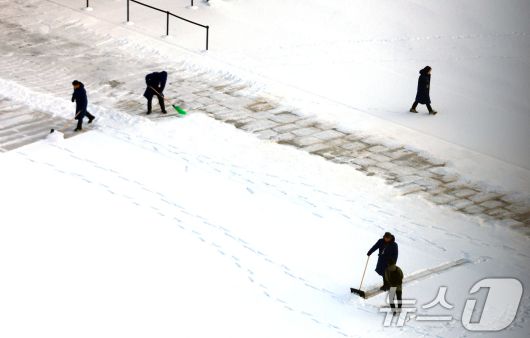 5일 서울 종로구 경복궁에서 관계자들이 밤새 내린 눈을 치우고 있다. 2025.12.5/뉴스1 ⓒ News1 임세영 기자