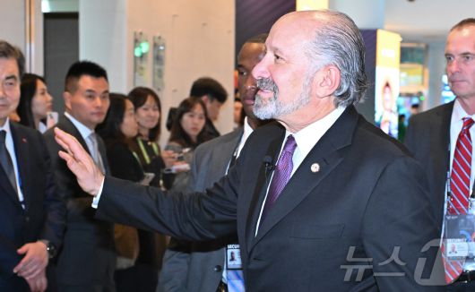 하워드 러트닉 미국 상무부 장관이 29일 경북 경주시 경주예술의전당에서 열린 아시아태평양경제협력체(APEC) 정상회의 한미 비즈니스 라운드 테이블에 참석하고 있다. (공동취재) 025.10.29/뉴스1 ⓒ News1 김민지 기자