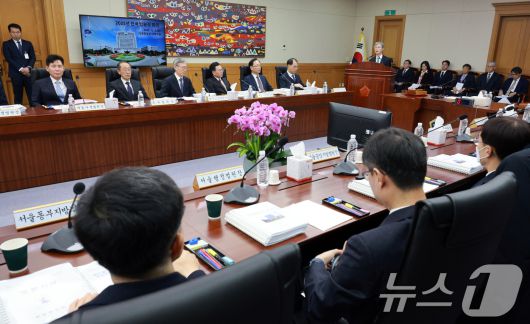 조희대 대법원장이 5일 서울 서초구 대법원에서 열린 전국법원장회의에서 인사말을 하고 있다. (공동취재) 2025.12.5/뉴스1 ⓒ News1 장수영 기자