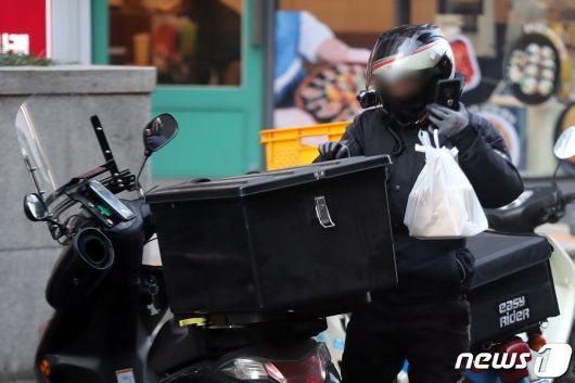 서울 강남역 인근에서 배달노동자가 배달을 하는 모습. 2022.12.27/뉴스1 ⓒ News1 황기선 기자