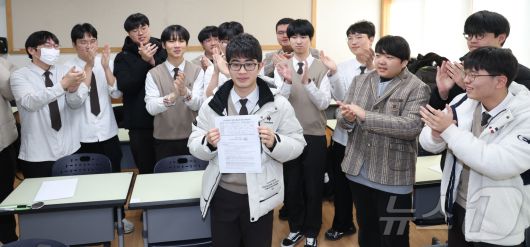 2026학년도 대학수학능력시험 성적표 배부일인 5일 전북 전주시 한일고등학교에서 수능 만점자 이하진 학생이 친구들의 축하를 받고 있다. 2025.12.5/뉴스1 ⓒ News1 유경석 기자