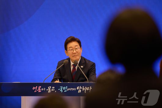 이재명 대통령이 지난 3일 서울 청와대 영빈관에서 열린 ‘대통령의 30일, 언론이 묻고 국민에게 답하다’ 기자회견에서 취재진의 질문을 듣고 있다. (이재명 대통령 SNS. 재판매 및 DB 금지) 2025.7.4/뉴스1 ⓒ News1 이재명 기자