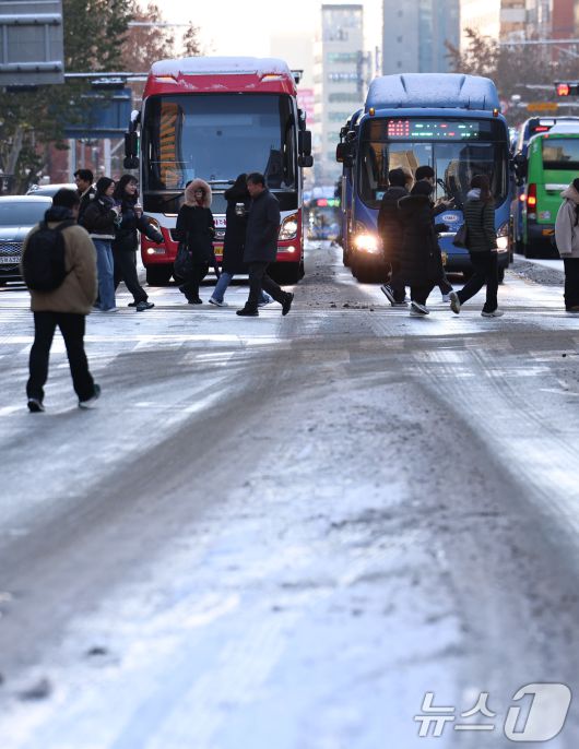 폭설 후 한파로 도로 곳곳이 얼어붙은 5일 오전 서울 종로일대 도로에 눈이 쌓여 있다. 2025.12.5/뉴스1 ⓒ News1 구윤성 기자