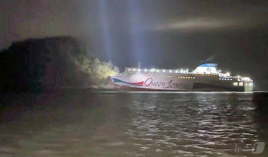 승객 246명을 태우고 전남 신안군 장산면 족도에 좌초한 여객선 퀸제누비아2호. (목포해경 제공. 재판매 및 DB 금지) 2025.11.19/뉴스1