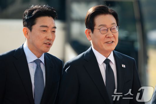 이재명 대통령이 지난달 4일 서울 여의도 국회에서 내년도 정부 예산안에 대한 시정연설을 하기 위해 도착해 본청에 들어서며 강훈식 비서실장과 대화하고 있다. 2025.11.4/뉴스1 ⓒ News1 유승관 기자