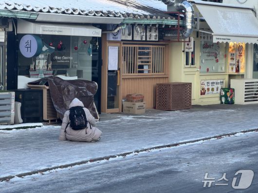 전날(4일) 내린 폭설로 인해 5일 인도가 언 안국역 인근. 2025.12.5/뉴스1 ⓒ News1 권준언 기자