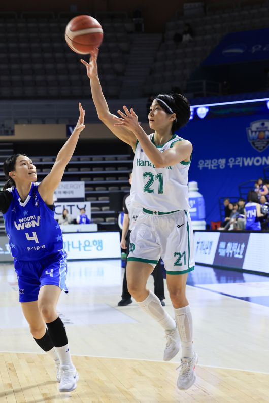 여자농구 하나은행 사키가 5일 우리은행과 경기에서 슛을 쏘고 있다.(WKBL 제공)