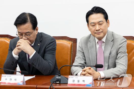 장동혁 국민의힘 대표와 송언석 원내대표가 5일 서울 여의도 국회에서 열린 '혼용무도' 이재명정권 6개월 국정평가 회의에서 생각에 잠겨있다. 2025.12.5/뉴스1 ⓒ News1 이승배 기자