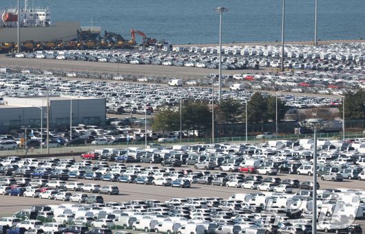 4일 경기 평택시 포승읍 평택항에 수출용 차량이 세워져 있다. 2025.12.4/뉴스1 ⓒ News1 김영운 기자