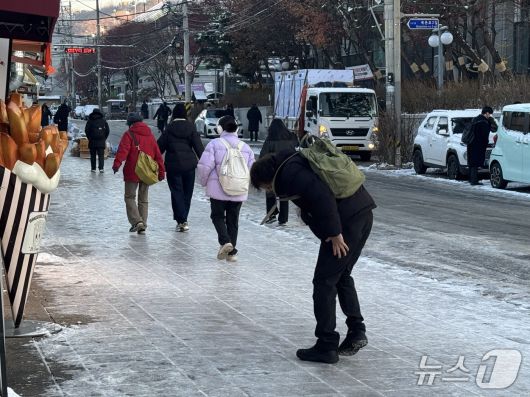 전날(4일) 내린 폭설로 인해 5일 인도가 얼면서 서울 종로구 안국역 인근을 지나가는 시민들이 조심하며 걷고 있다. 2025.12.5/뉴스1 ⓒ News1 권준언 기자