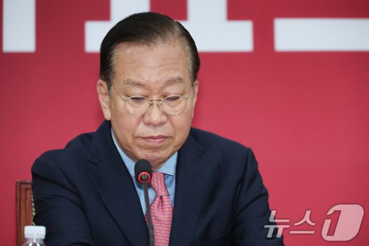 권영세 국민의힘 비상대책위원장이 10일 서울 여의도 국회에서 김문수 대통령 후보 자격 취소·한덕수 예비후보 입당 및 대선후보 등록 과정에 대해 기자회견을 하고 있다. 2025.5.10/뉴스1 ⓒ News1 안은나 기자