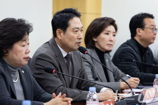 장동혁 국민의힘 대표가 4일 서울 여의도 국회 의원회관에서 열린 특별재판부 설치 및 법왜곡죄 신설의 위헌성 긴급세미나에서 인사말을 하고 있다. 2025.12.4/뉴스1 ⓒ News1 유승관 기자