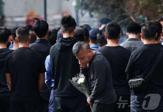 2일(현지시간) 중국 홍콩 타이포의 왕푹 코트 아파트 단지 옆에서 열린 화재 희생자 추모식에 참석하고 있다. 2025.12.02. ⓒ 로이터=뉴스1 ⓒ News1 이정환 기자