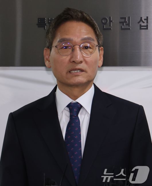 '관봉권 띠지 폐기 의혹'과 '쿠팡 퇴직금 불기소 외압 의혹'을 수사하는 안권섭 특별검사가 6일 서울 서초구에 마련된 특검 사무실에서 현판식을 마친 뒤 발언하고 있다. 2025.12.6/뉴스1 ⓒ News1 장수영 기자