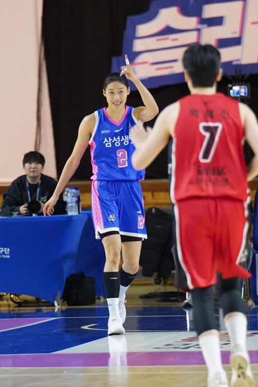 여자농구 삼성생명 이해란이 6일 BNK와 경기에서 세리머니를 하고 있다.(WKBL 제공)
