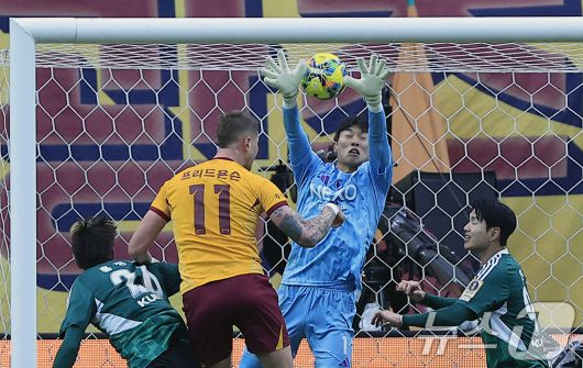 6일 오후 서울 마포구 월드컵로 서울월드컵경기장에서 열린 광주FC와 전북현대의 2025 하나은행 코리아컵 결승전에서 광주 프리드욘슨이 후반 동점골을 터트리고 있다. 2025.12.6/뉴스1 ⓒ News1 박정호 기자