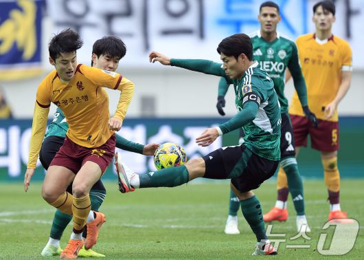 6일 오후 서울 마포구 월드컵로 서울월드컵경기장에서 열린 광주FC와 전북현대의 2025 하나은행 코리아컵 결승전에서 전북 박진섭이 광주 유제호와 볼다툼을 벌이고 있다. 2025.12.6/뉴스1 ⓒ News1 박정호 기자