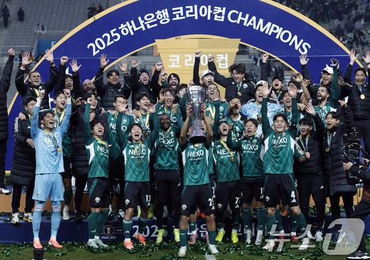 6일 오후 서울 마포구 월드컵로 서울월드컵경기장에서 열린 광주FC와 전북현대의 2025 하나은행 코리아컵 결승전에서 2대1로 승리해 우승을 차지한 전북현대 구단 레전드 최철순이 우승트로피를 들어올리고 있다. 2025.12.6/뉴스1 ⓒ News1 박정호 기자