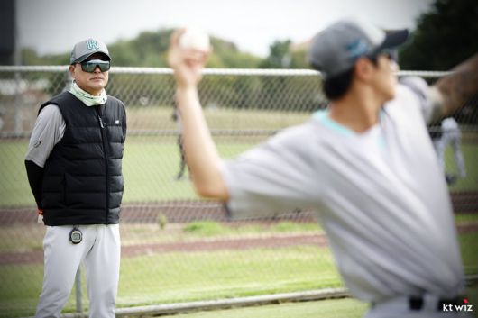 KT 위즈 코치 시절의 이종범 한국프로야구 은퇴선수협회 회장. (KT 위즈 제공)