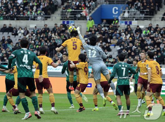 6일 오후 서울 마포구 월드컵로 서울월드컵경기장에서 열린 광주FC와 전북현대의 2025 하나은행 코리아컵 결승전에서 광주 노희동 골키퍼와 변준수가 전북 코너킥을 막고 있다. 2025.12.6/뉴스1 ⓒ News1 박정호 기자