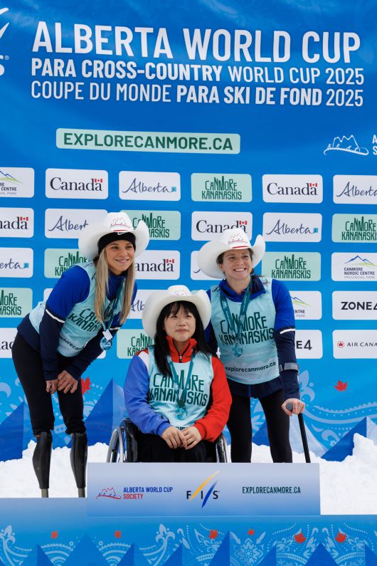 2025~2026 국제스키연맹(FIS) 파라 크로스컨트리 월드컵에서 금메달을 획득한 김윤지(가운데).(국제스키연맹 인스타그램 캡처)