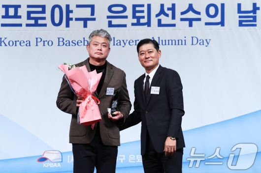 5일 서울 강남구 리베라호텔에서 열린 한국프로야구 은퇴선수의 날 행사에서 한국프로야구은퇴선수협회 5대 회장에 취임한 이종범 전 코치가 안경현 회장에게 특별 공로패를 수여하고 있다. 2025.12.5/뉴스1 ⓒ News1 오대일 기자