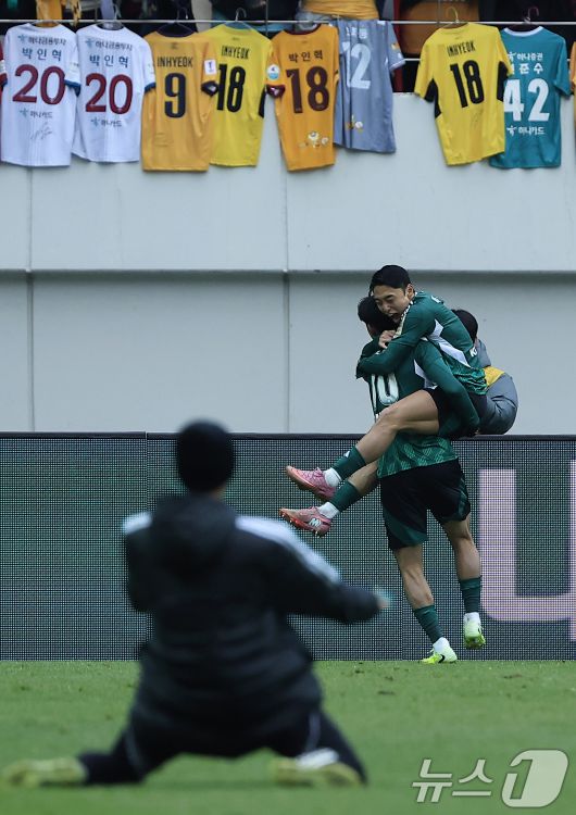 6일 오후 서울 마포구 월드컵로 서울월드컵경기장에서 열린 광주FC와 전북현대의 2025 하나은행 코리아컵 결승전에서 선제골을 넣은 전북 이동준이 송민규와 기쁨을 나누고 있다. 2025.12.6/뉴스1 ⓒ News1 박정호 기자