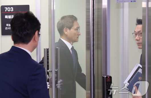 '관봉권 띠지 폐기 의혹'과 '쿠팡 퇴직금 불기소 외압 의혹'을 수사하는 안권섭 특별검사(가운데)가 6일 서울 서초구에 마련된 특검 사무실에서 열린 현판식을 마친 뒤 사무실로 들어가고 있다. 2025.12.6/뉴스1 ⓒ News1 장수영 기자