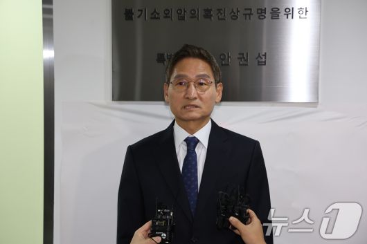 '관봉권 띠지 폐기 의혹'과 '쿠팡 퇴직금 불기소 외압 의혹'을 수사하는 안권섭 특별검사가 6일 서울 서초구에 마련된 특검 사무실에서 현판식을 마친 뒤 발언하고 있다. 2025.12.6/뉴스1 ⓒ News1 장수영 기자