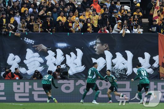 6일 오후 서울 마포구 월드컵로 서울월드컵경기장에서 열린 광주FC와 전북현대의 2025 하나은행 코리아컵 결승전에서 선제골을 넣은 전북 이동준이 기뻐하고 있다. 2025.12.6/뉴스1 ⓒ News1 박정호 기자