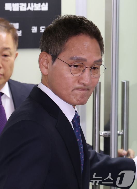 '관봉권 띠지 폐기 의혹'과 '쿠팡 퇴직금 불기소 외압 의혹'을 수사하는 안권섭 특별검사가 6일 서울 서초구에 마련된 특검 사무실에서 열린 현판식을 마친 뒤 사무실로 들어가고 있다. 2025.12.6/뉴스1 ⓒ News1 장수영 기자