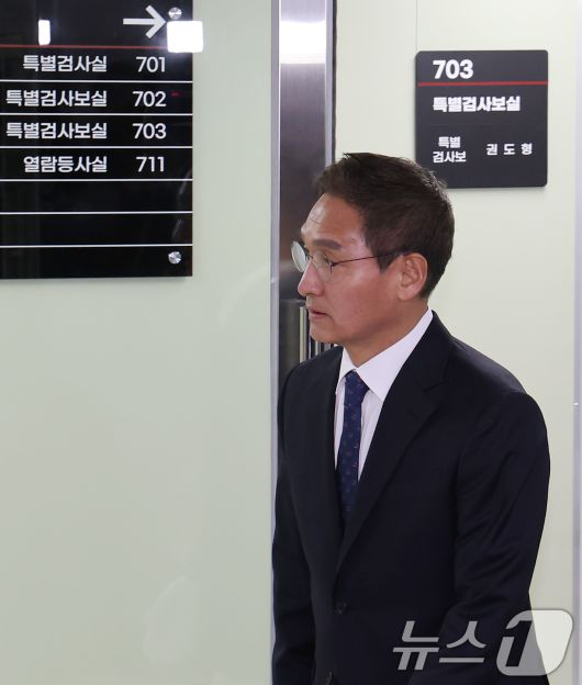 '관봉권 띠지 폐기 의혹'과 '쿠팡 퇴직금 불기소 외압 의혹'을 수사하는 안권섭 특별검사가 6일 서울 서초구에 마련된 특검 사무실에서 열린 현판식에 입장하고 있다. 2025.12.6/뉴스1 ⓒ News1 장수영 기자