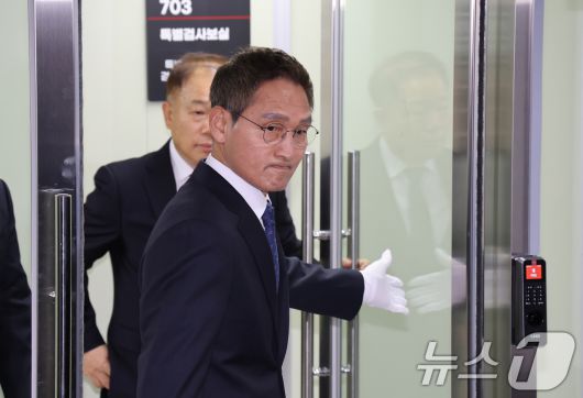 '관봉권 띠지 폐기 의혹'과 '쿠팡 퇴직금 불기소 외압 의혹'을 수사하는 안권섭 특별검사가 6일 서울 서초구에 마련된 특검 사무실에서 열린 현판식을 마친 뒤 사무실로 들어가고 있다. 2025.12.6/뉴스1 ⓒ News1 장수영 기자