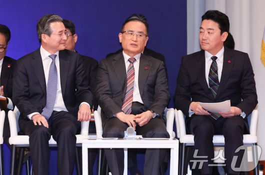 김용범 정책실장(왼쪽부터), 위성락 국가안보실장, 강훈식 대통령 비서실장이 7일 서울 용산 대통령실 청사에서 열린 '이재명 정부 출범 6개월 성과 간담회'에서 대화하고 있다. 2025.12.7/뉴스1 ⓒ News1 허경 기자