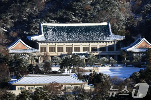 5일 서울 종로구 청와대가 밤새 내린 눈으로 하얗게 뒤덮여 있다. 2025.12.5/뉴스1 ⓒ News1 임세영 기자