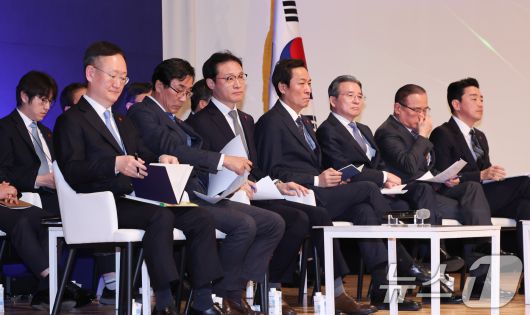 강훈식 대통령 비서실장이 7일 서울 용산 대통령실 청사에서 열린 '이재명 정부 출범 6개월 성과 간담회'에서 참석자들과 함께 기자들의 질문을 받고 있다. 앞줄 오른쪽부터 강 비서실장, 위성락 국가안보실장, 김용범 정책실장, 우상호 정무수석. 이규연 홍보소통수석, 전성환 경청통합수석, 봉욱 민정수석. 2025.12.7/뉴스1 ⓒ News1 허경 기자