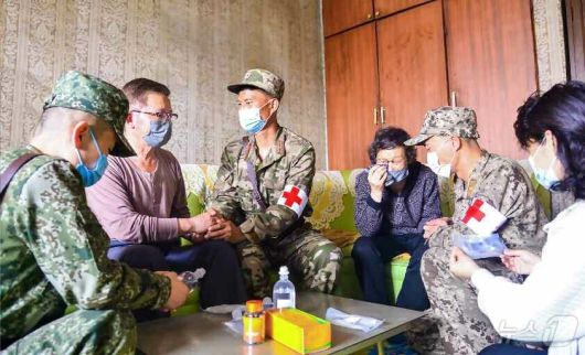 (평양 노동신문=뉴스1) = 북한 노동당 기관지 노동신문은 8일 "온 나라가 화목한 하나의 대가정"이라며 "이같은 풍경은 노동당의 품, 사회주의 우리 조국에만 있는 현실"이라고 선전했다. [국내에서만 사용가능. 재배포 금지. DB 금지. For Use Only in the Republic of Korea. Redistribution Prohibited] rodongphoto@news1.kr