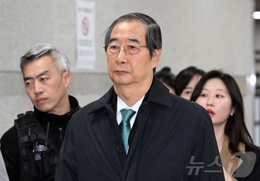한덕수 전 국무총리가 26일 서울 서초동 서울중앙지법에서 열린 결심공판을 마치고 법원을 나서고 있다. (공동취재) 2025.11.26/뉴스1 ⓒ News1 김민지 기자